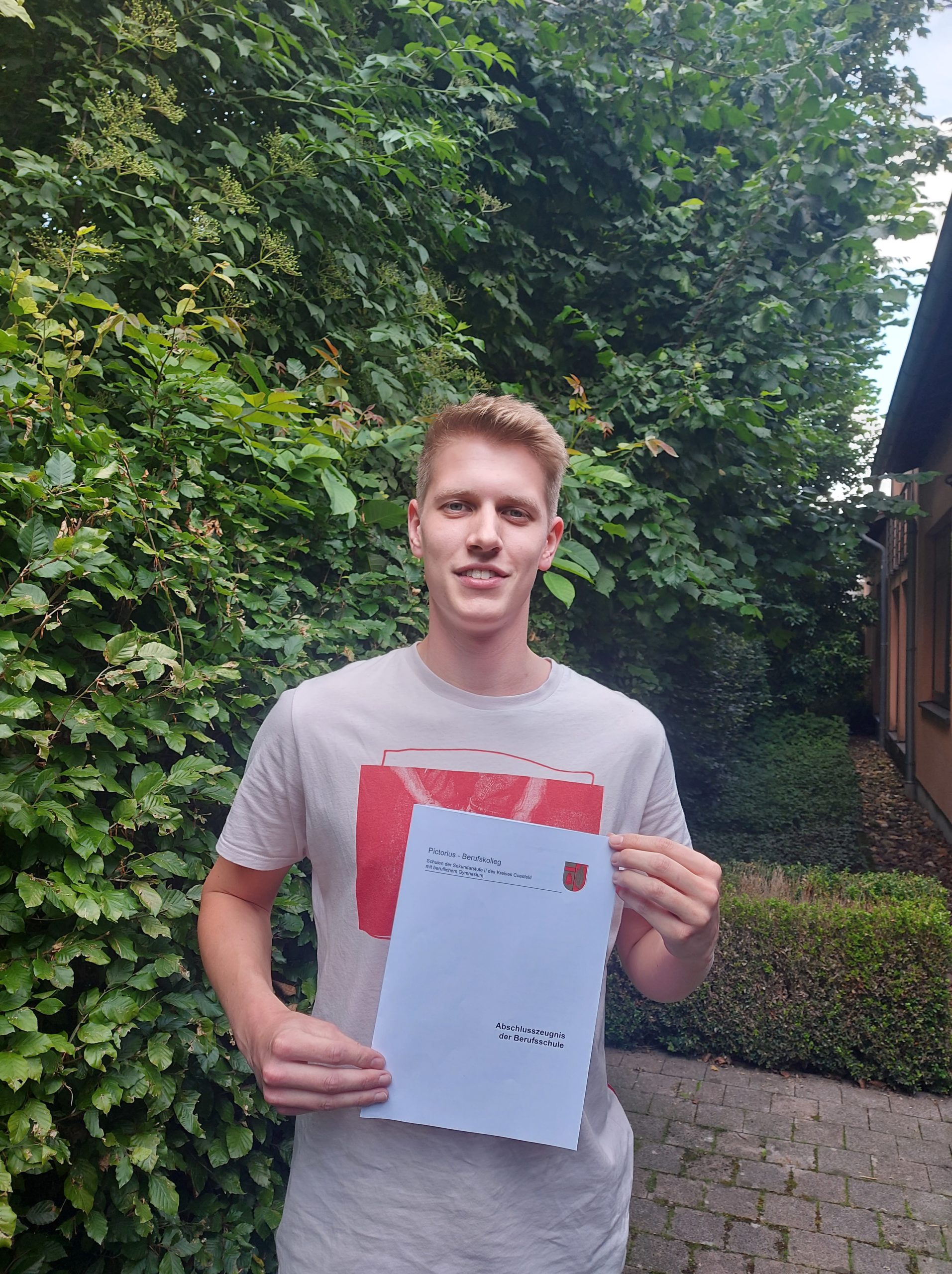 Congrats! Florian Neuhaus Is A Dad - y75esdu